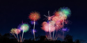 烟花只能开在黑夜究竟是哪首歌？