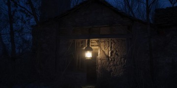 在黑夜里点亮明灯究竟是哪首歌？