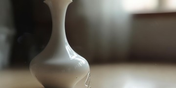眼里写满泪水出自哪首歌？