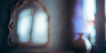 看着我和他的背影究竟是哪首歌？