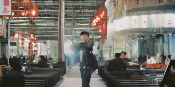 她演奏的究竟是什么英文歌？