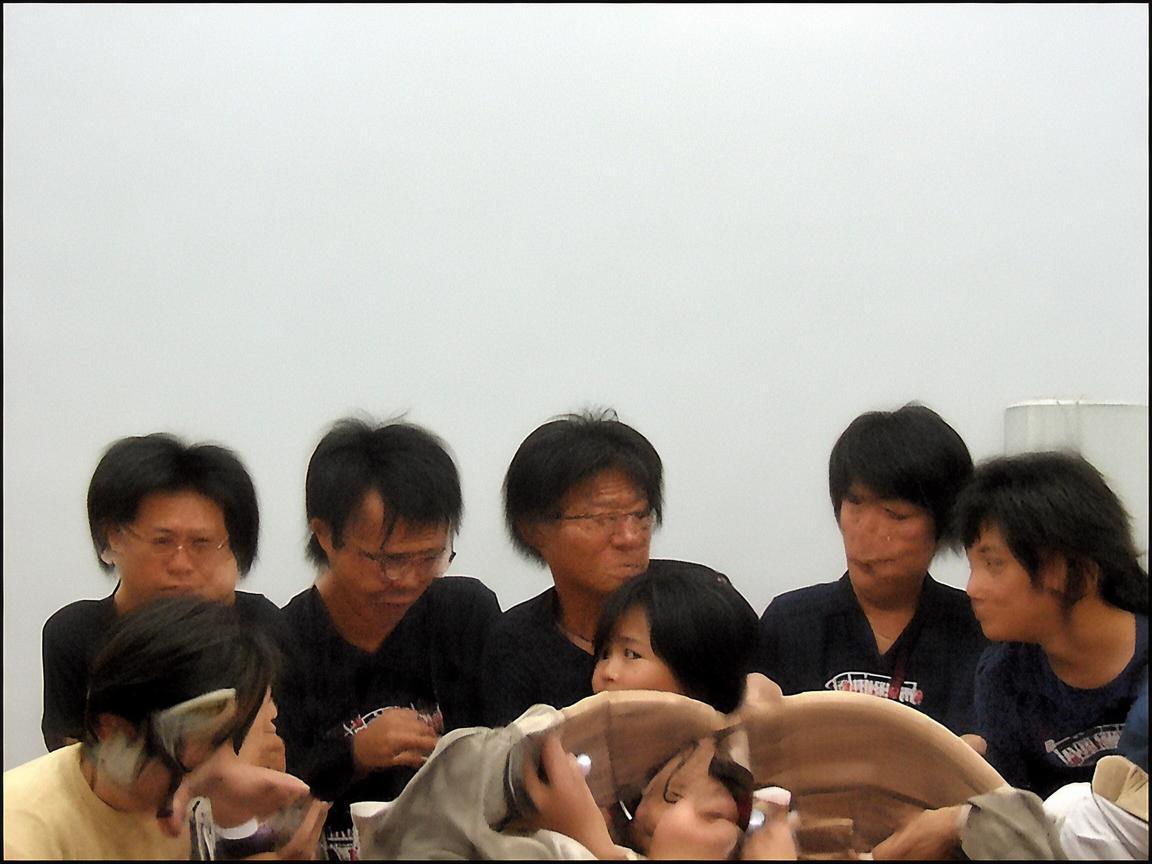 自嘲般的笑起来出自哪首歌？